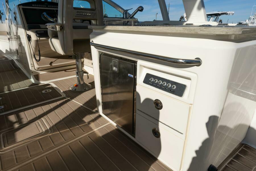 32' 2017 Boston Whaler 320 Vantage