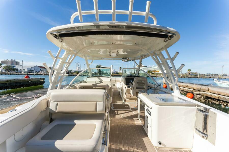 32' 2017 Boston Whaler 320 Vantage