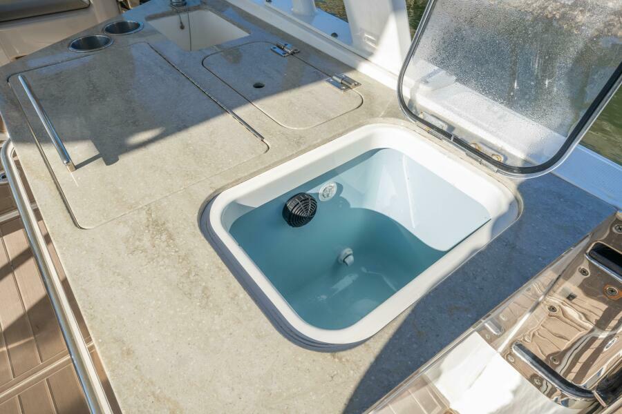 32' 2017 Boston Whaler 320 Vantage