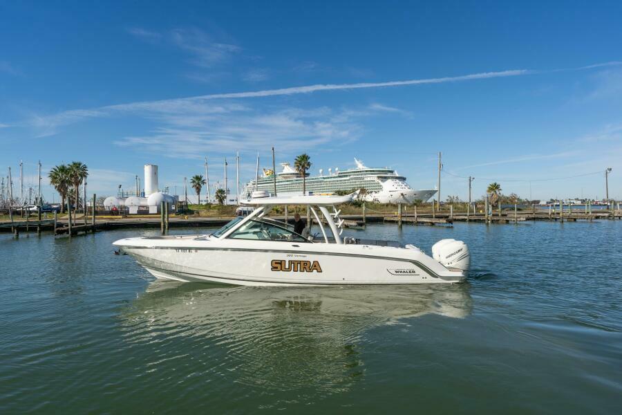 32' 2017 Boston Whaler 320 Vantage