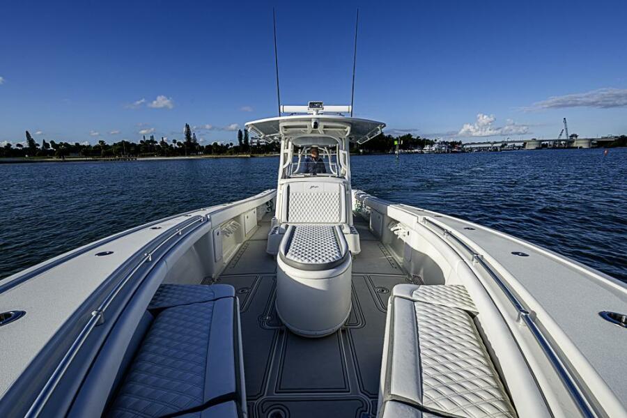 39' 2011 Yellowfin 39 Offshore