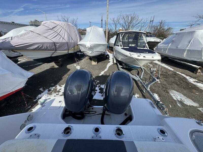 27' 2020 Robalo R272