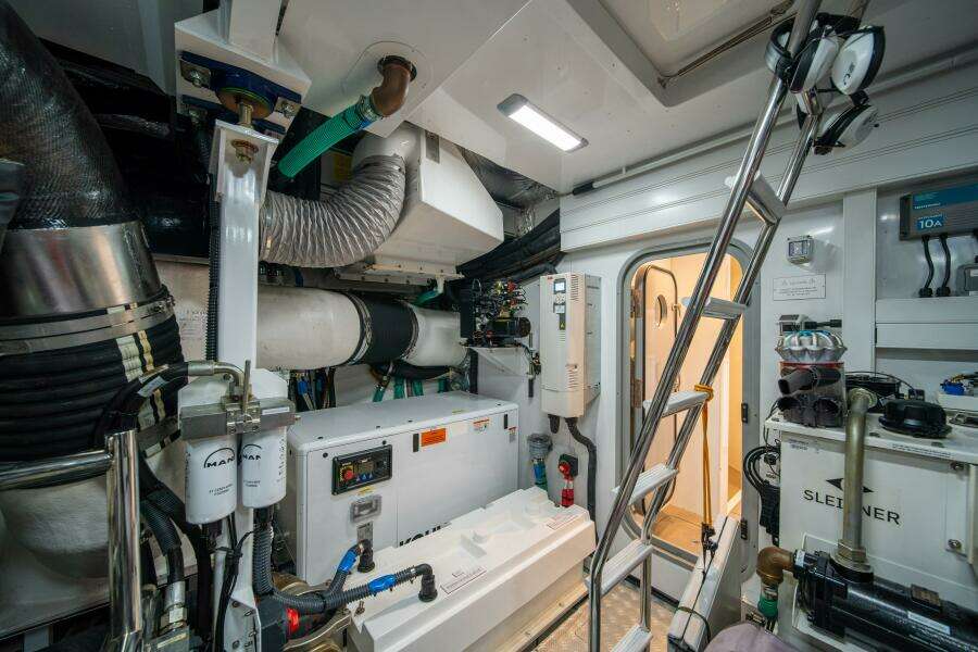 Princess 80 -Maravi Engine Room