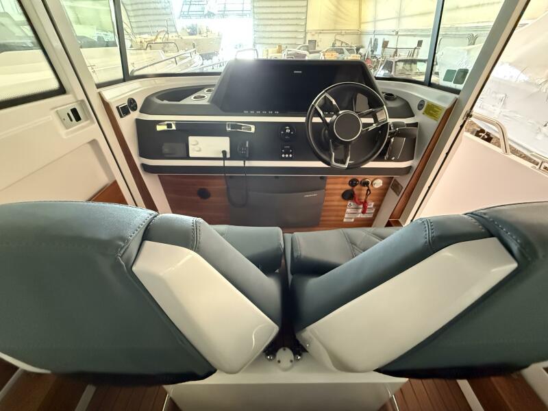 30' 2022 Axopar 28 Cabin
