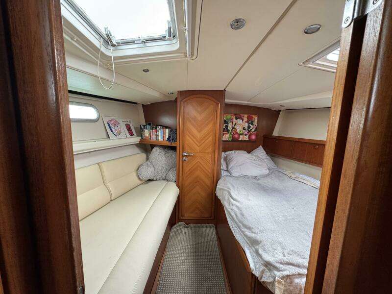 54' Jeanneau mid stateroom forward