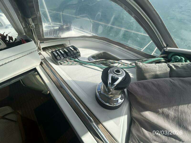 54' Jeanneau cockpit starboard forward