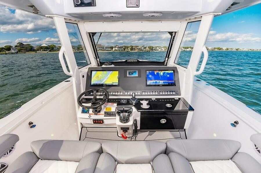 2023 Everglades 335CC — 0005553700