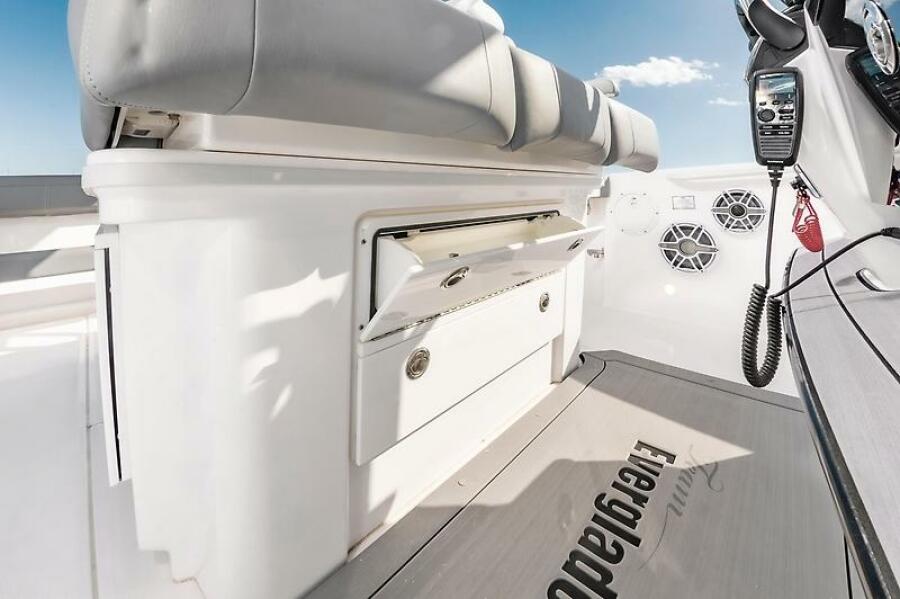 2023 Everglades 335CC — 0005553666