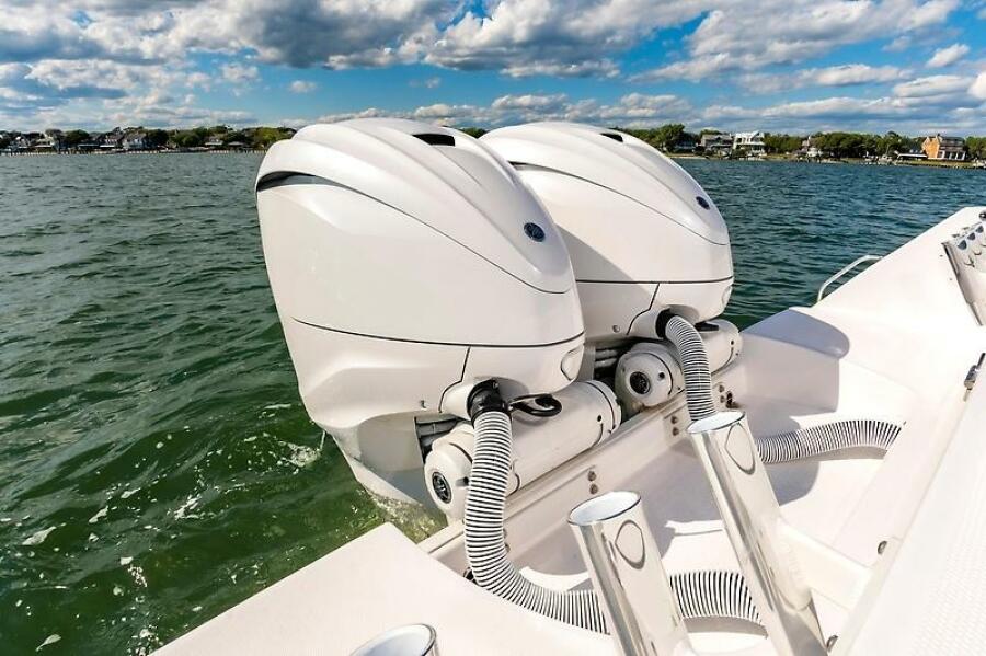 2023 Everglades 335CC — 0005553715
