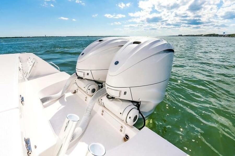 2023 Everglades 335CC — 0005553665