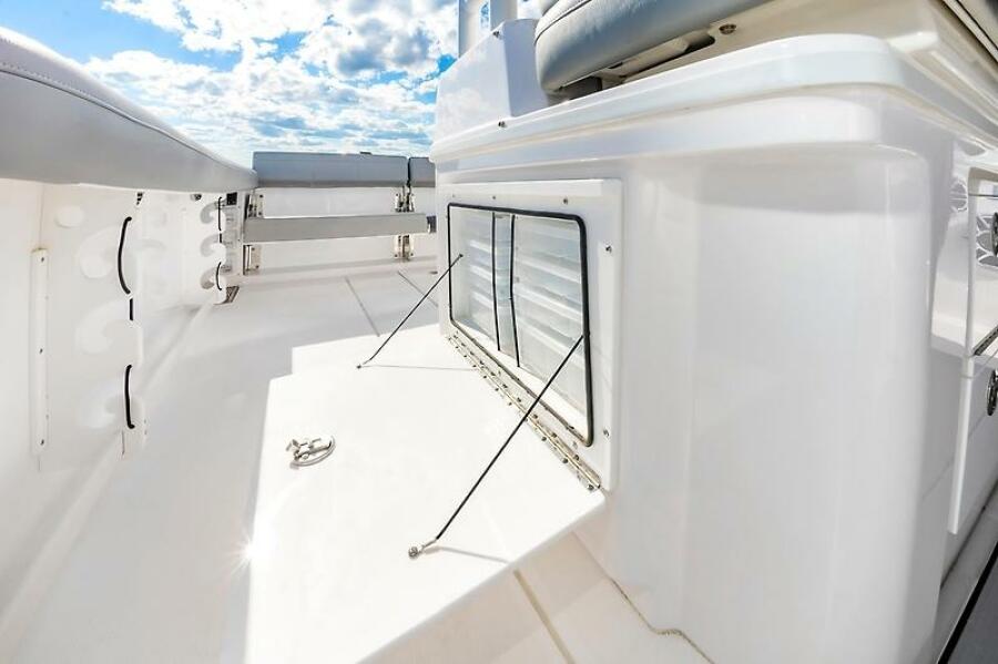 2023 Everglades 335CC — 0005553667