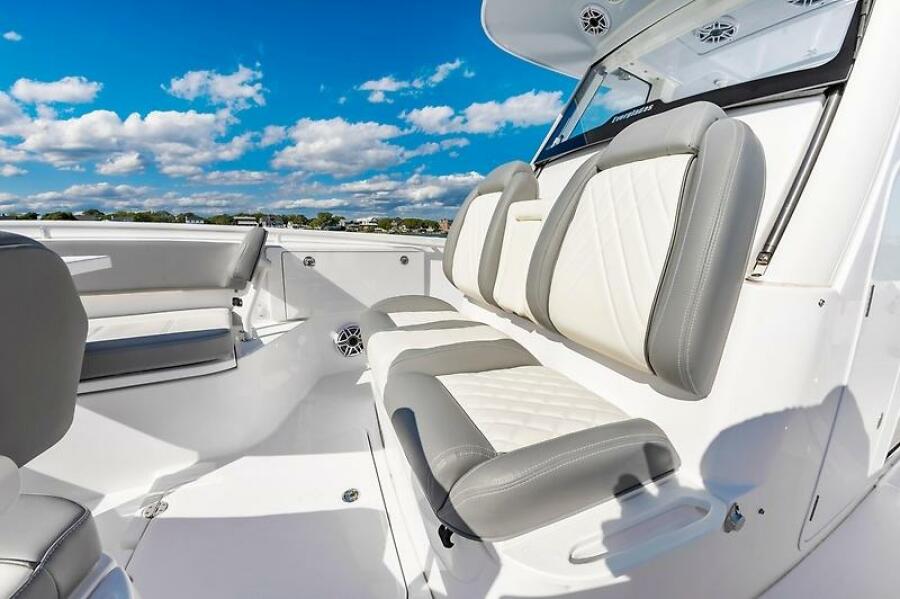 2023 Everglades 335CC — 0005553679