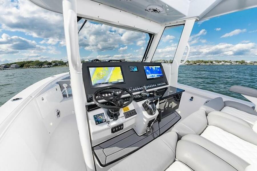 2023 Everglades 335CC — 0005553695