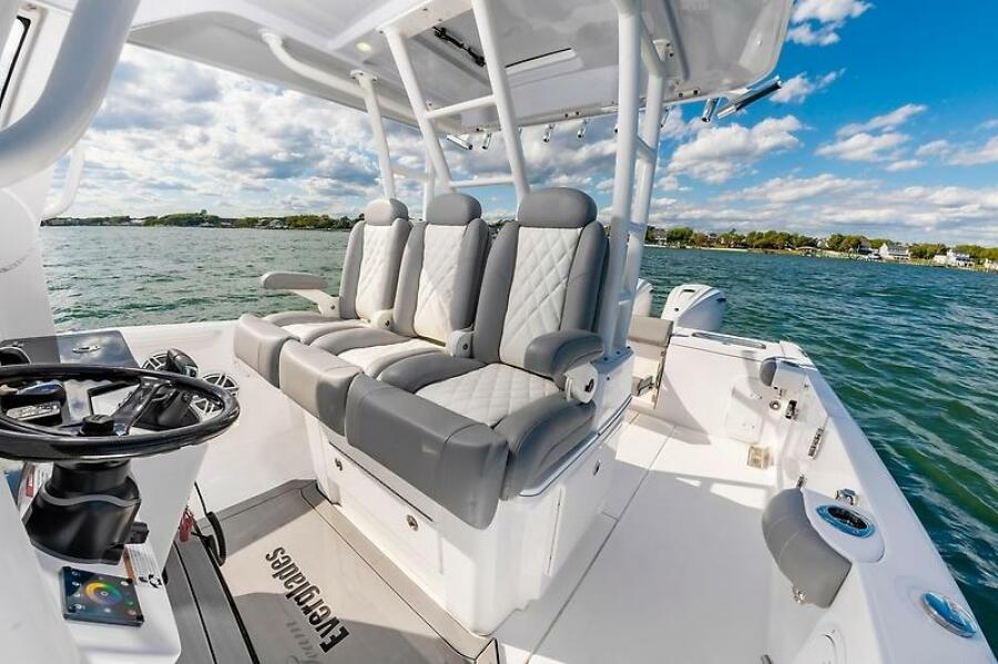 2023 Everglades 335CC — 0005553727