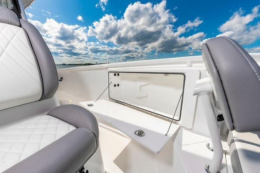 2023 Everglades 335CC — 0005553711