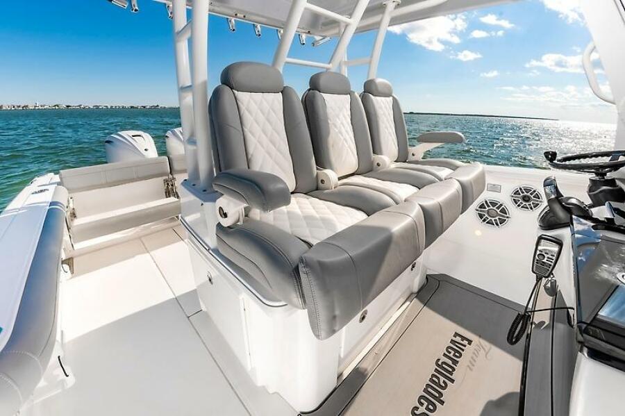 2023 Everglades 335CC — 0005553696