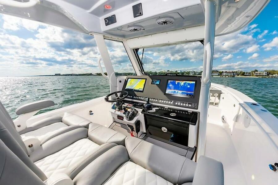 2023 Everglades 335CC — 0005553676