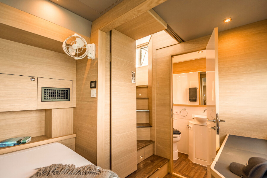 54' 2024 Aquila 54 Yacht