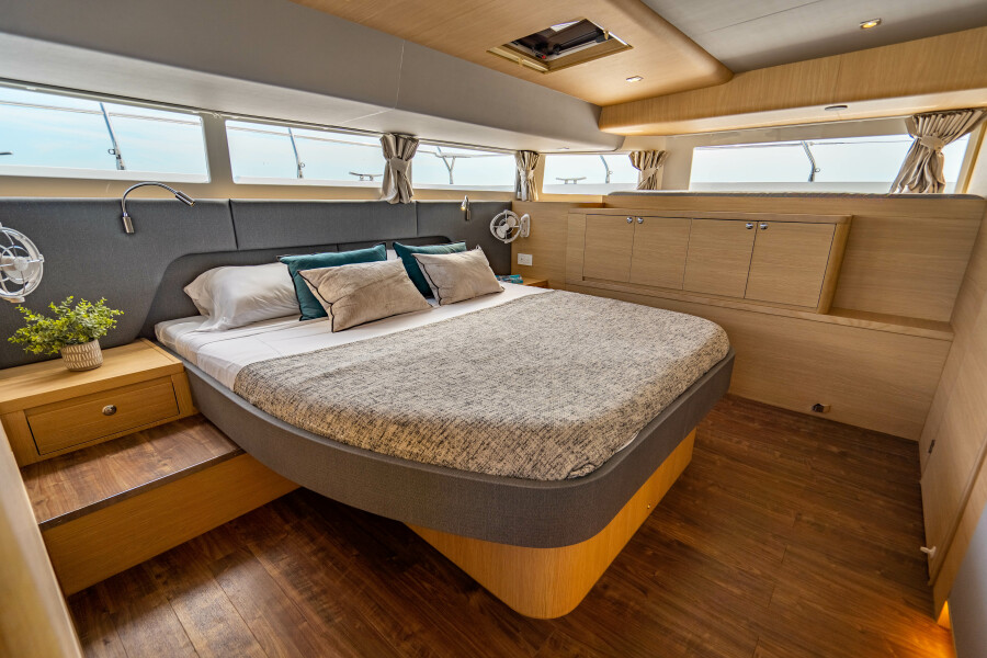 54' 2024 Aquila 54 Yacht