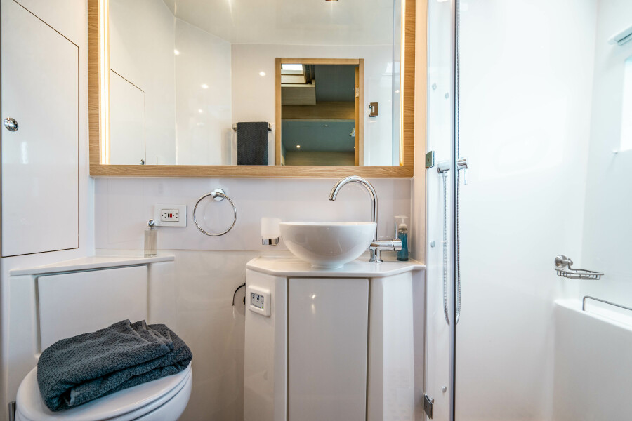 54' 2024 Aquila 54 Yacht