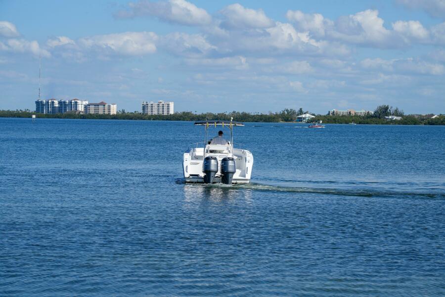 28' 2002 Stamas 270 Tarpon