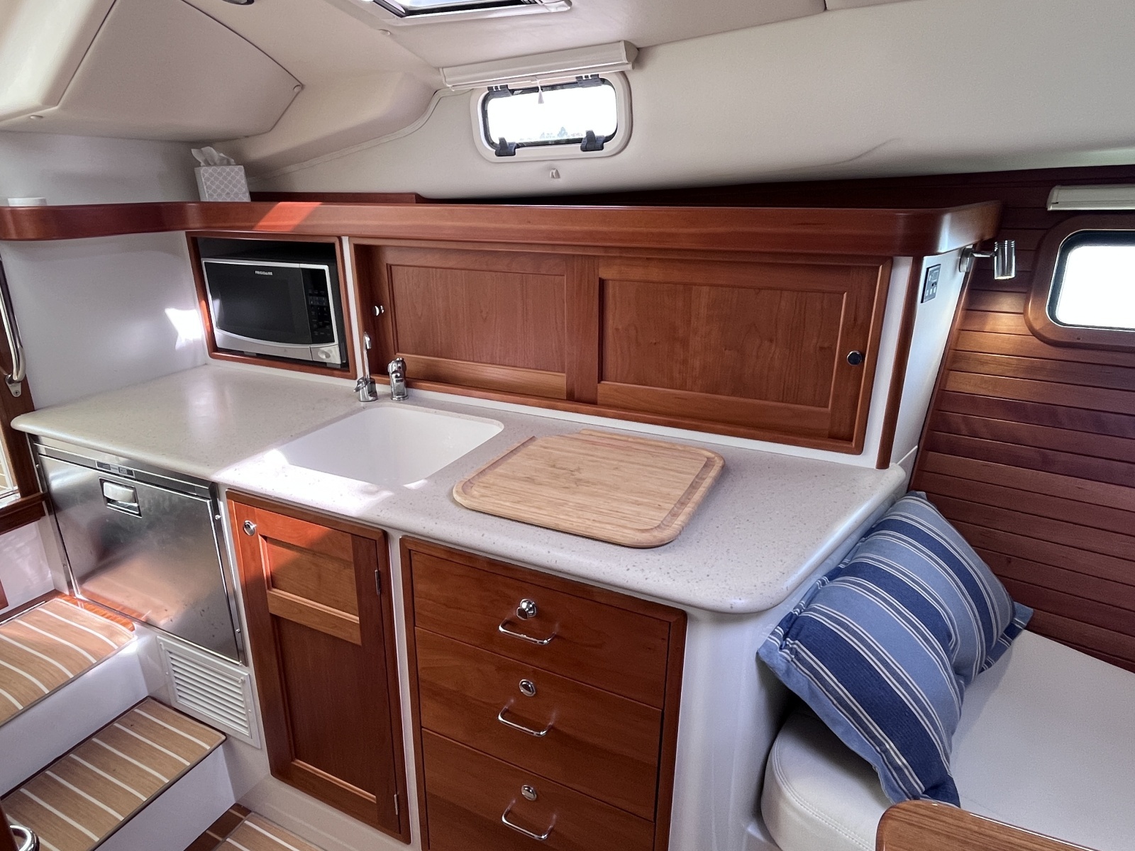 35ft MJM Yacht For Sale