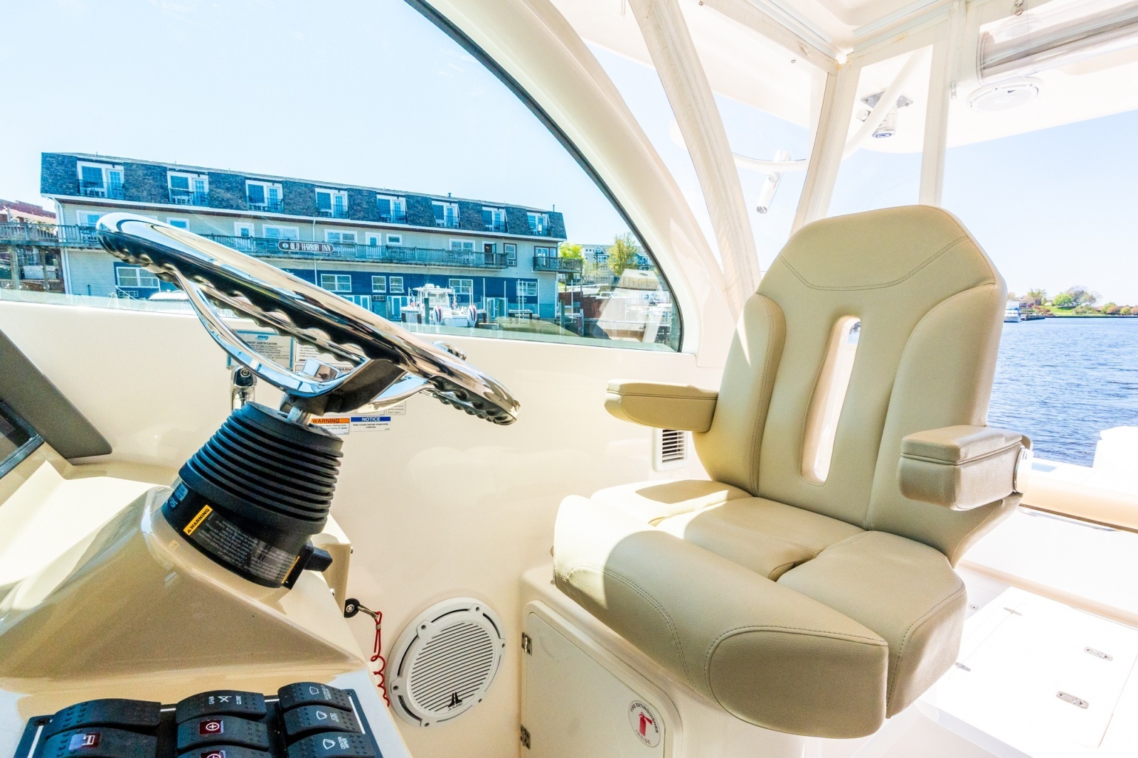 2016 Pursuit OS 385 Offshore photo 11