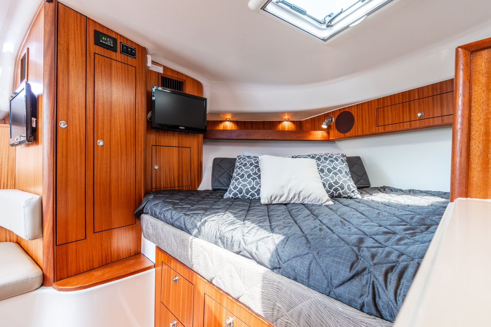 38' 2016 Pursuit OS 385 Offshore