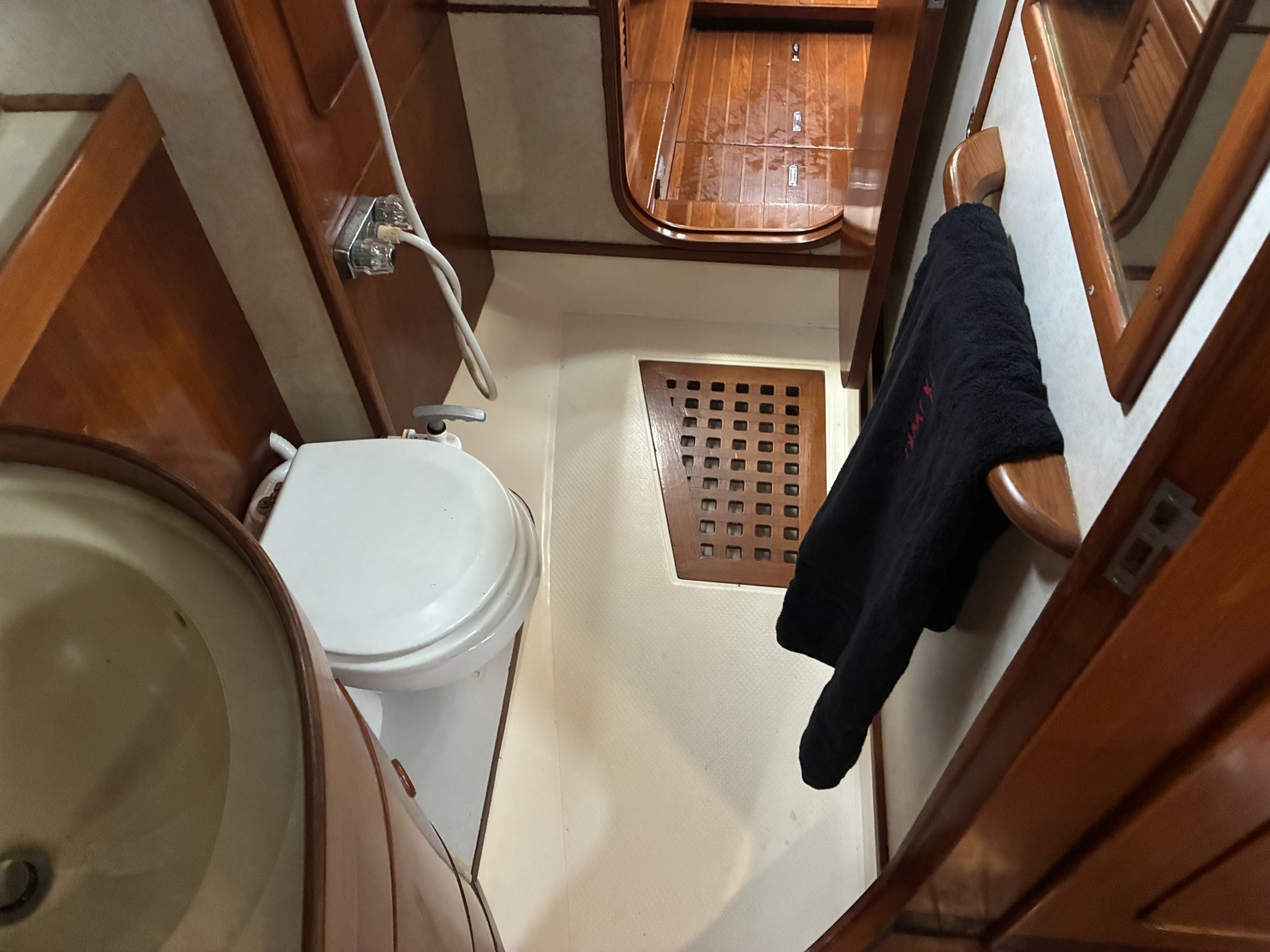 1996 Hylas 46 - Master Head