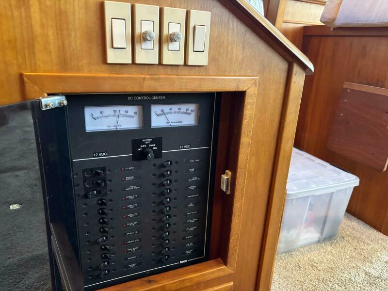 36' 2004 Sabreline 36 Sedan