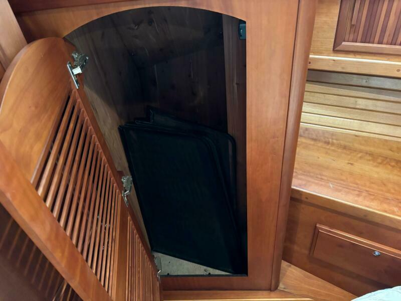 36' 2004 Sabreline 36 Sedan