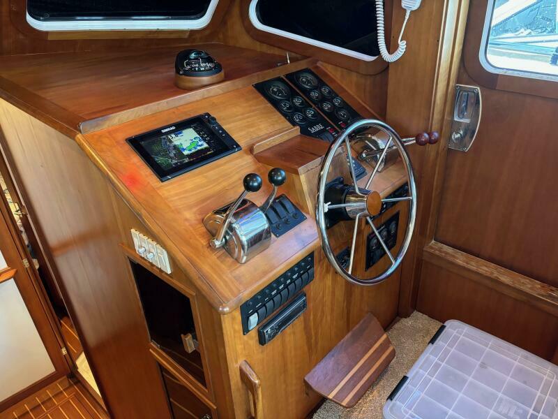 36' 2004 Sabreline 36 Sedan