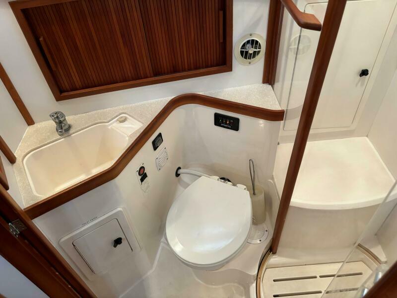 36' 2004 Sabreline 36 Sedan