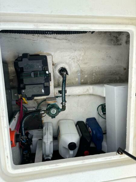 36' 2004 Sabreline 36 Sedan