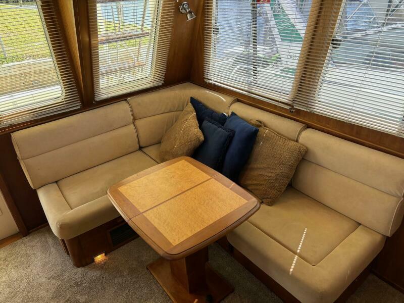 36' 2004 Sabreline 36 Sedan