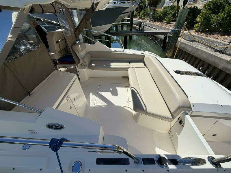 2014 Pursuit F350 - Stern