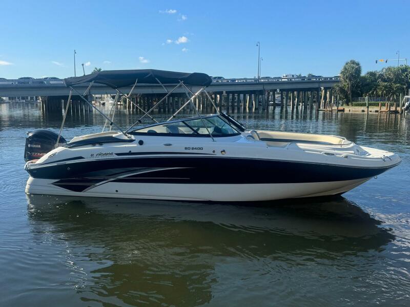 24' 2018 Hurricane SunDeck 2400 OB