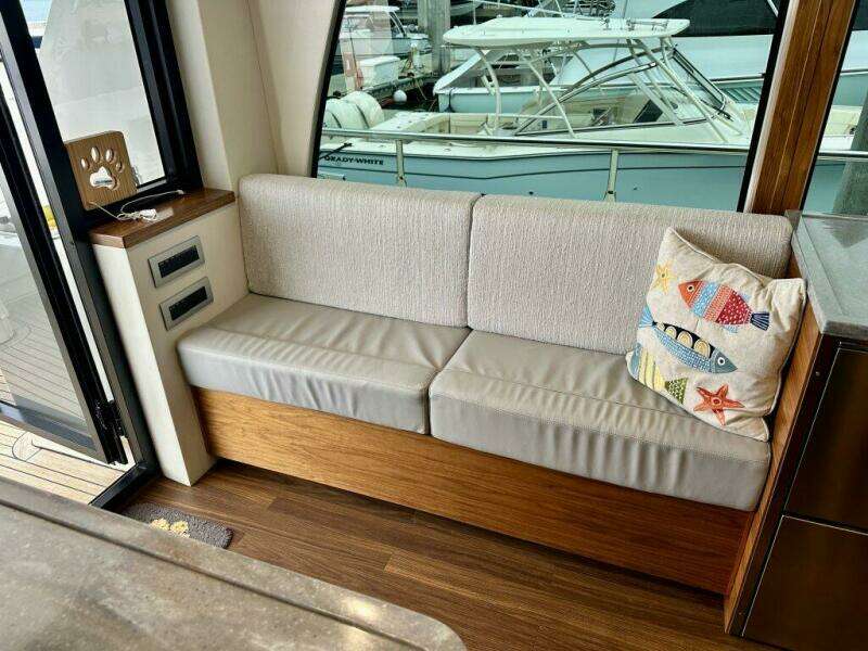 Outer Reef 62 SOUTH  PAWS - Salon Galley