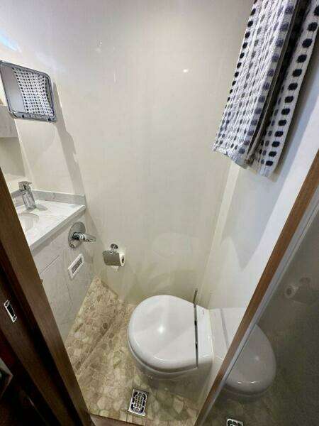 Outer Reef 62 SOUTH  PAWS - Guest Cabin Ensuite Head