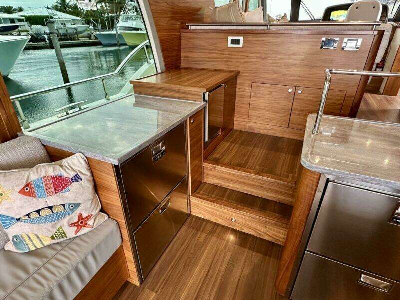 Outer Reef 62 SOUTH  PAWS - Salon Galley