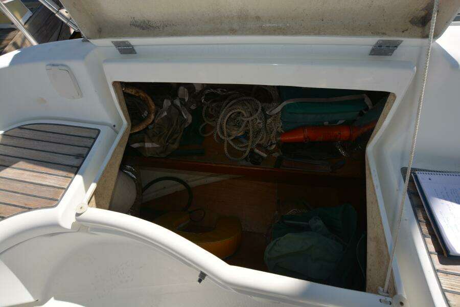 Heals Easily Too 33ft Beneteau Yacht For Sale