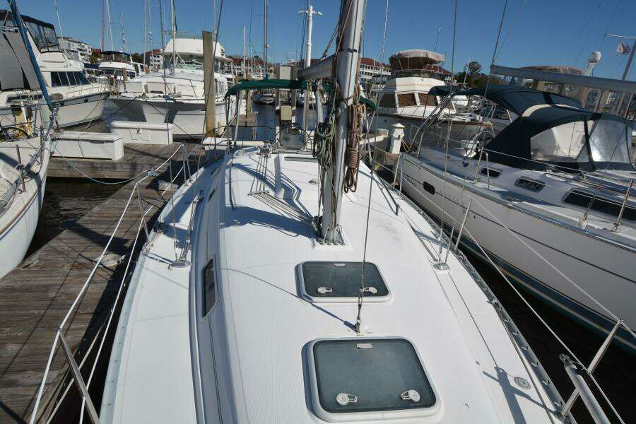 Heals Easily Too 33ft Beneteau Yacht For Sale
