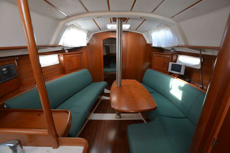 Heals Easily Too 33ft Beneteau Yacht For Sale