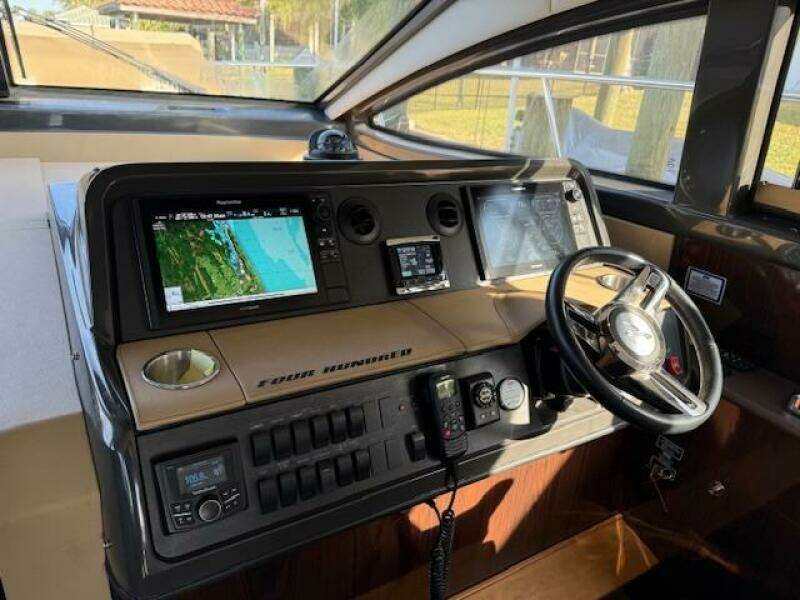2016 Sea Ray 40 Sundancer - Helm