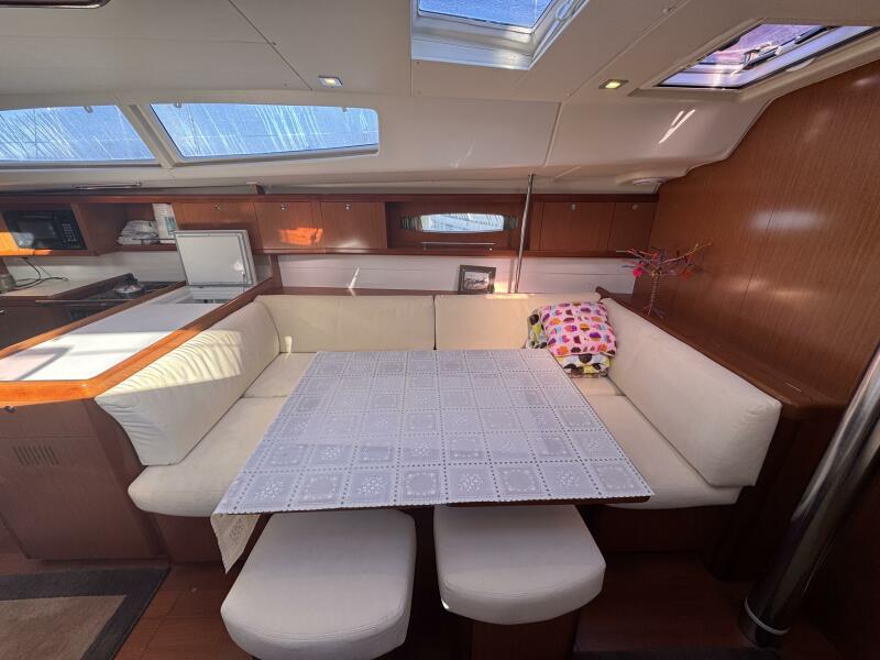 49' 2009 Beneteau 49