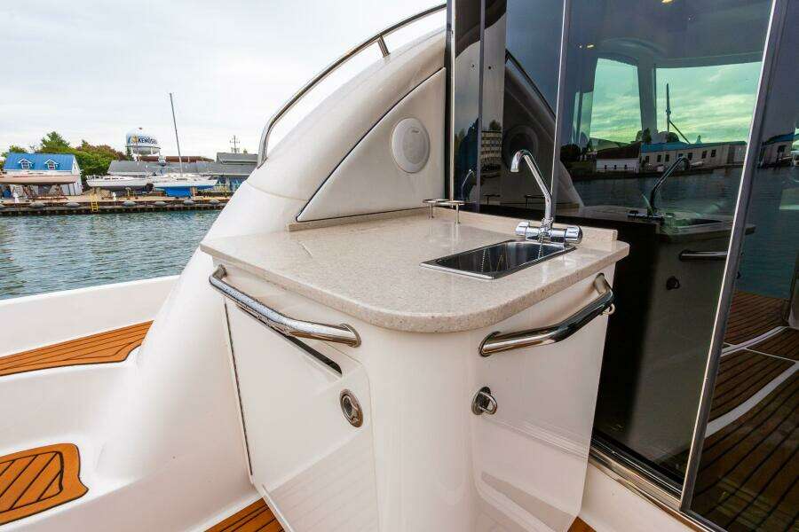 Sea Breeze 60ft Sea Ray Yacht For Sale