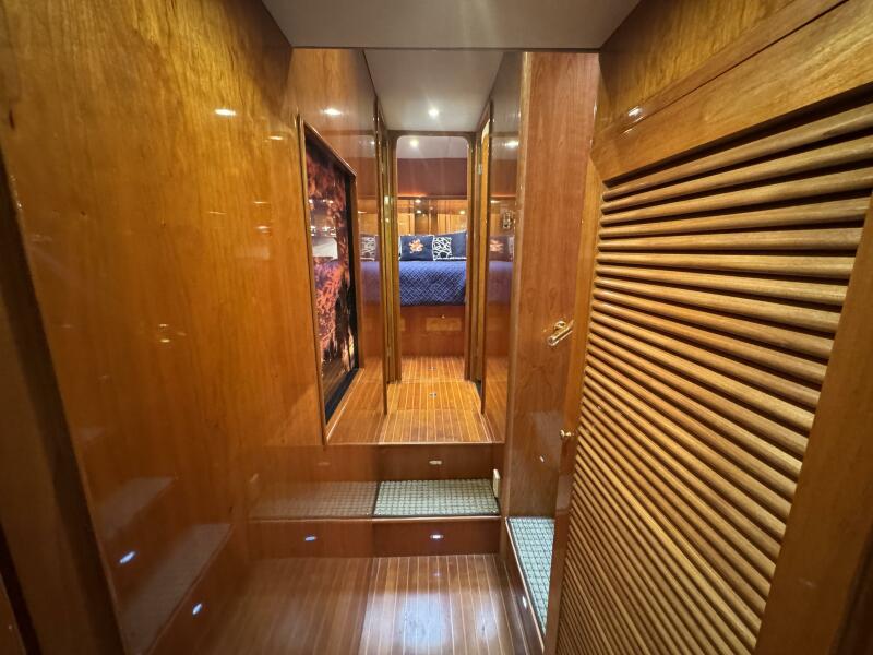 55' 2004 Altima 55 Pilothouse