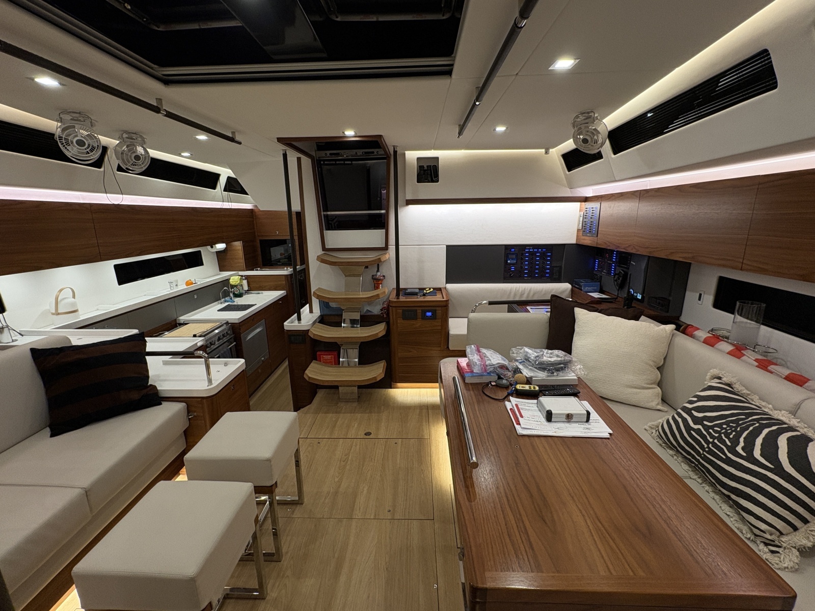 2023 Amel 50 REVIVER salon