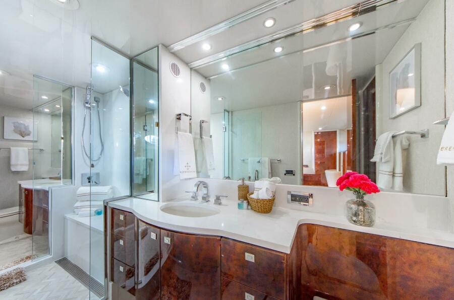 94' 2001 Lazzara Yachts 94 Motor Yacht