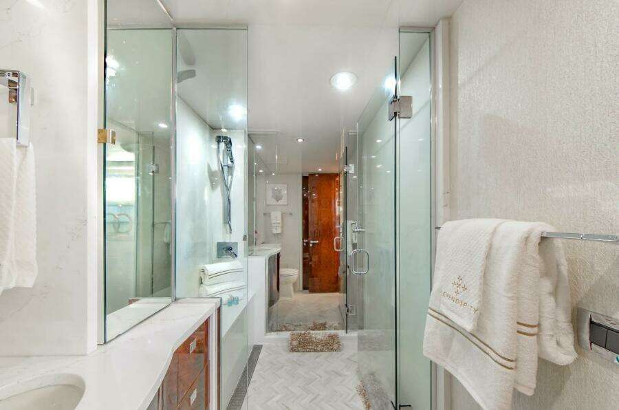 Serendipity 94ft Lazzara Yachts Yacht For Sale